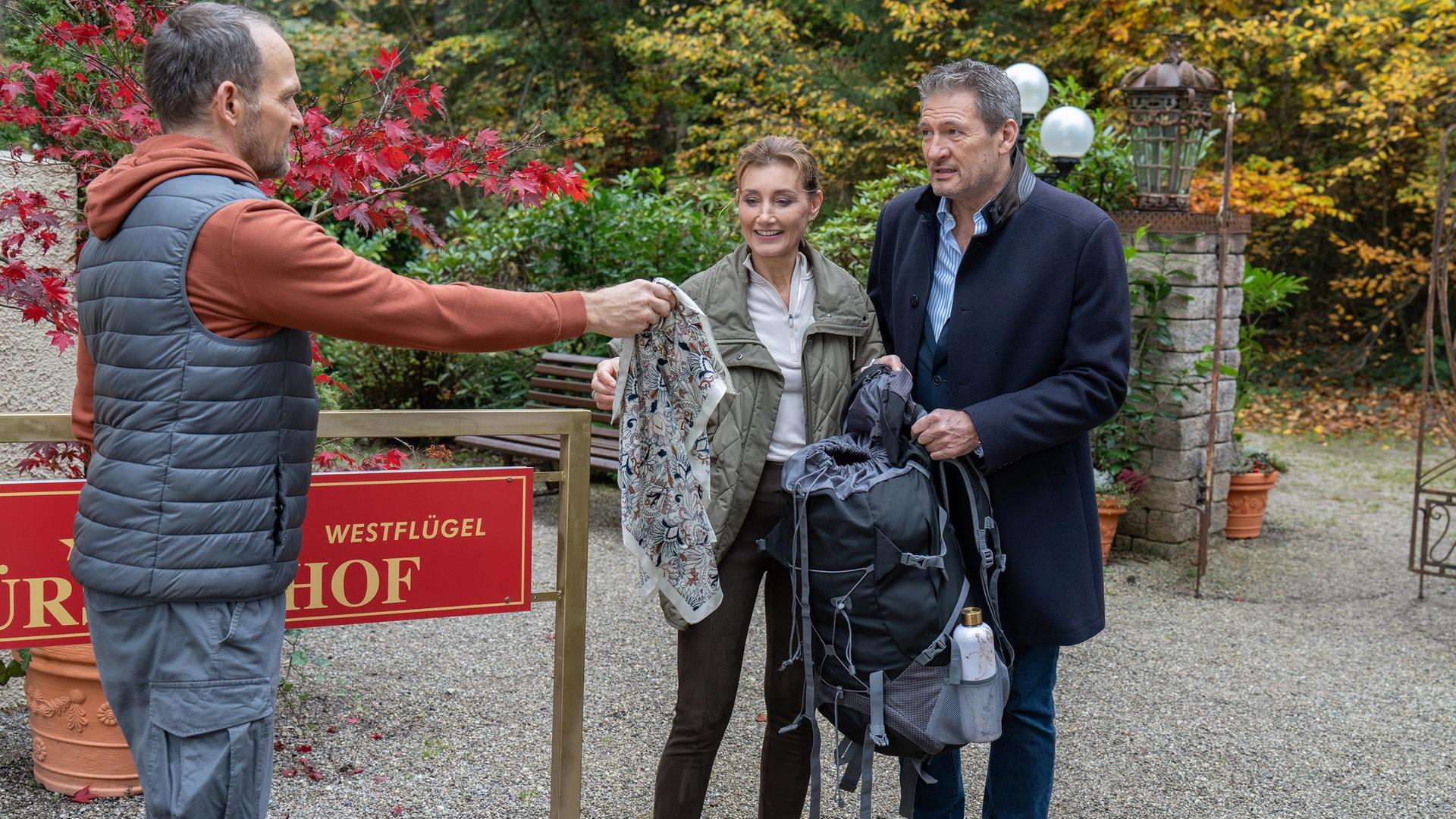 Christoph (Dieter Bach) ist überfordert, als er nach dem Kuss mit Sophia Alexandra (Daniela Kiefer, M., mit Timo Ben Schöfer) sieht.