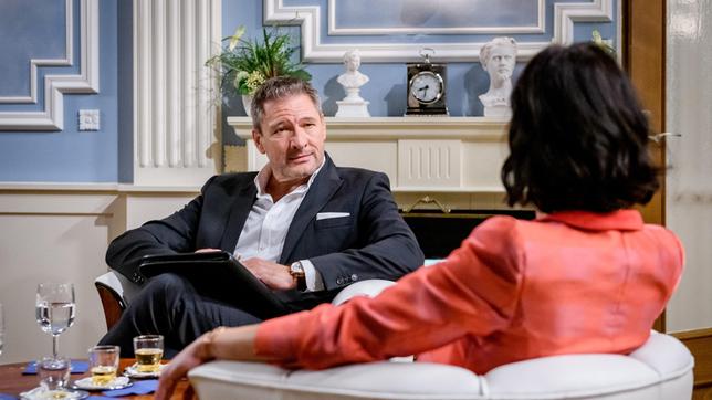 Bild: ARD/WDR/Christof Arnold Christoph (Dieter Bach) lässt sich nicht auf die Flirtversuche von Sophia (Krista Birkner) ein.