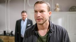 Christoph (Dieter Bach) macht Tim (Florian Frowein) klar, dass die Flucht der einzige Ausweg ist.