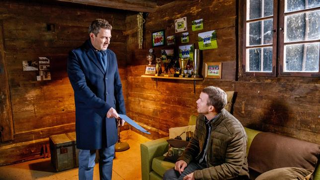 Christoph (Dieter Bach) macht Tim (Florian Frowein) klar, wie viel es ihm bedeuten würde, wenn er in das Familienunternehmen einsteigt.