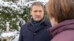 Christoph (Dieter Bach) rät Theo (Lukas Leibe), das offene Gespräch mit seinem Vater zu suchen.