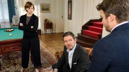 Christoph (Dieter Bach, Mitte) spielt Xenia (Elke Winkens) und Boris (Florian Frowein) Sorge um Werner vor.