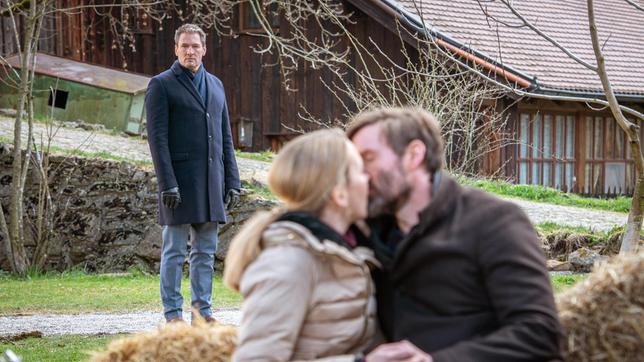 Bild: ARD/Christof Arnold Christoph (Dieter Bach) trifft es, dass Selina (Katja Rosin) anscheinend Cornelius (Christoph Mory) bevorzugt.