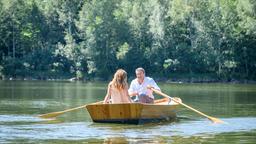 Christoph (Dieter Bach) und Alexandra (Daniela Kiefer) genießen ihr Glück bei einem Bootsausflug.