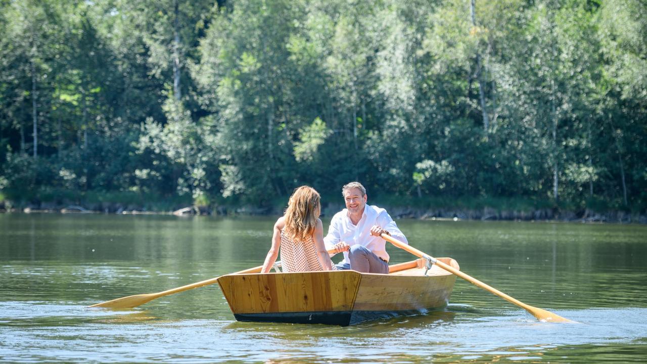 Christoph (Dieter Bach) und Alexandra (Daniela Kiefer) genießen ihr Glück bei einem Bootsausflug.