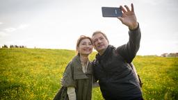 Christoph (Dieter Bach) und Alexandra (Daniela Kiefer) genießen ihre Zweisamkeit bei einer Wanderung.