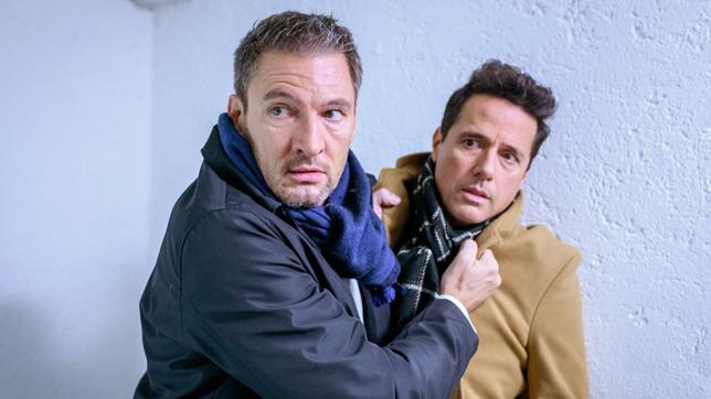 Bild: ARD/Christof Arnold Christoph (Dieter Bach) und Dirk (Markus Pfeiffer) geraten in einen heftigen Streit, doch ein Geräusch lässt sie aufhorchen.