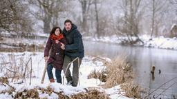 Christoph (Dieter Bach) und Eva (Uta Kargel) kämpfen sich durch die Wildnis.