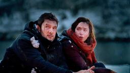 Christoph (Dieter Bach) und Eva (Uta Kargel) werden von einem Geräusch aus dem Wald erschreckt.