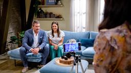 Christoph (Dieter Bach, h.) und Maxi (Katharina Scheuba, h.r., mit Yeliz Simsek) geben sich in einem Video demonstrativ versöhnt.