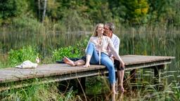 Christoph (Dieter Bach) und Selina (Katja Rosin) genießen ihr Glück am Weiher.