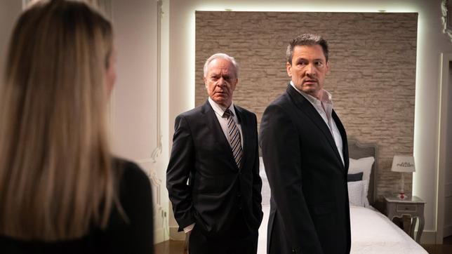 Christoph (Dieter Bach) und Werner (Dirk Galuba) besprechen ihre Intrige gegen Ariane, als plötzlich Selina (Katja Rosin) in der Türe steht. Hat sie alles mitgehört?