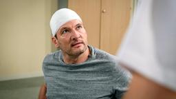Christoph (Dieter Bach) verweigert die Physiotherapie und will sich stattdessen selbst aus dem Krankenhaus entlassen.