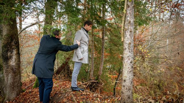 Bild: ARD/Christof Arnold Christoph (Dieter Bach) will Paul (Sandro Kirtzel) von einem vermeintlichen Suizidversuch abhalten.
