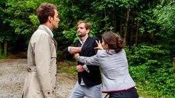 Clara (Jeannine Wacker) glaubt, dass Adrian (Max Alberti) in Gefahr ist und reißt Lucien (Benjamin Bieber) zu Boden.