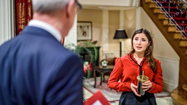 Bild: ARD/Christof Arnold Clara (Jeannine Wacker) ist aufgeregt, als sie erfährt, dass Werner (Dirk Galuba) versucht, die Ausrichtung des Fashion-Awards für Jungdesigner an den "Fürstenhof" zu holen.