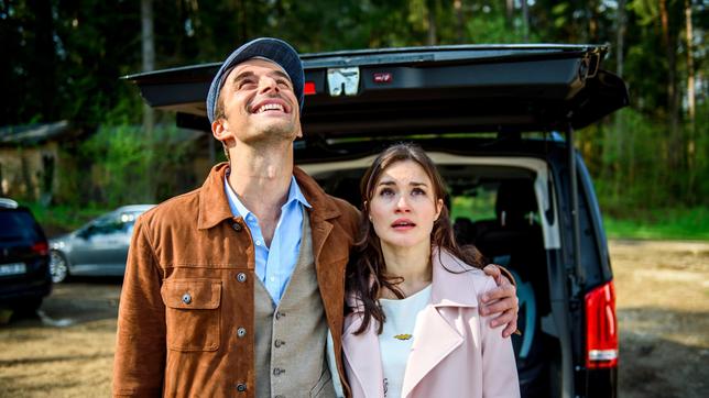 Bild: ARD/Christof Arnold Clara (Jeannine Wacker) ist von Adrians (Max Alberti) Überraschung – einem Gleitschirmflug – alles andere als begeistert. Denn sie hat Höhenangst!