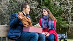 Clara (Jeannine Wacker) macht Adrian (Max Alberti) ein Geburtstagsgeschenk und singt ihm ein Ständchen.