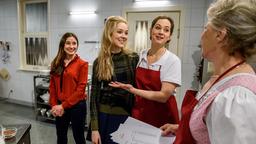 Clara (Jeannine Wacker) platzt mit Ella (Victoria Reich) in die Küche und überascht Tina (Christin Balogh), die sich gerade mit Hildegard (Antje Hagen) unterhält.