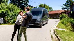 Clara (Jeannine Wacker) stürzt sich schützend auf Lucien (Benjamin Bieber), als dieser beinahe vor einen Transporter läuft.