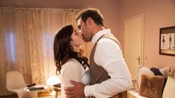 Clara (Jeannine Wacker) träumt, dass Adrian (Max Alberti) und sie sich küssen.