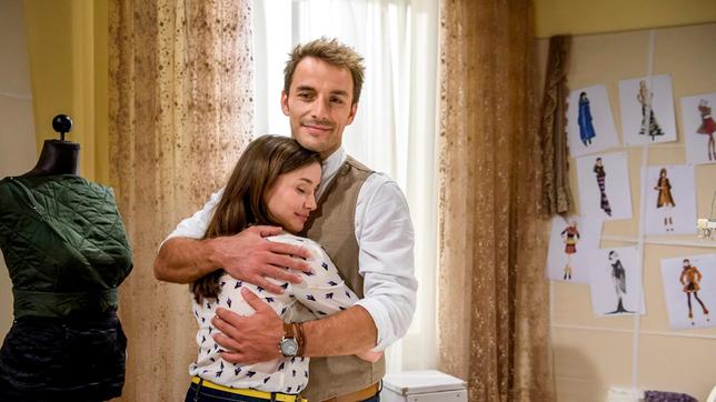 Bild: ARD/Christof Arnold Clara (Jeannine Wacker) und Adrian (Max Alberti) versöhnen sich.