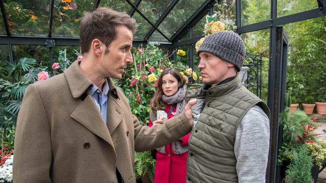 Bild: ARD/Marco Meenen Clara (Jeannine Michèle Wacker) und Adrian (Max Alberti, vorne) wollen Gärtner Sorge (Adam Venhaus) als unseriösen Zeugen entlarven.