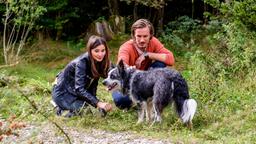 Clara (Jeannine Michèle Wacker) und William (Alexander Milz) entdecken einen herrenlosen Hund, der sie an eine Hündin aus ihrer Kindheit erinnert.