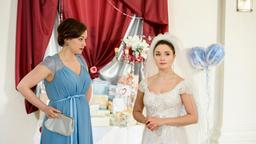 Clara (Jeannine Wacker) wartet auf ihren Bräutigam. Von Tina (Christin Balogh) erfährt sie, dass Adrian wie vom Erdboden verschluckt ist.