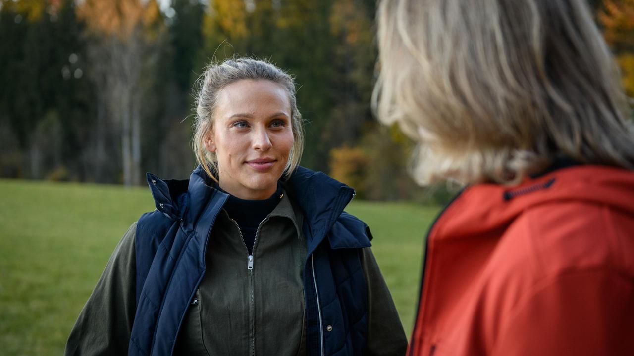 Coach Nico (Patricia Ivanauskas) rät Michael (Erich Altenkopf) zu einer Konfrontationstherapie, um sich seiner Angst vor Spinnen zu stellen.