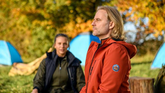Bild: ARD/Christof Arnold Coach Nico (Patricia Ivanauskas) regt Michael (Erich Altenkopf) zu einer Meditation an.