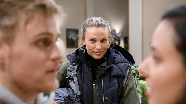 Coach Nico (Patricia Ivanauskas) sorgt bei Vanessa (Jeannine Gaspár) für ein mulmiges Gefühl, als Max (Stefan Hartmann) mit ihr in den Wald aufbrechen will.