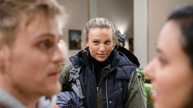 Bild: ARD/Christof Arnold Coach Nico (Patricia Ivanauskas) sorgt bei Vanessa (Jeannine Gaspár) für ein mulmiges Gefühl, als Max (Stefan Hartmann) mit ihr in den Wald aufbrechen will.