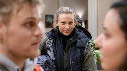 Coach Nico (Patricia Ivanauskas) sorgt bei Vanessa (Jeannine Gaspár) für ein mulmiges Gefühl, als Max (Stefan Hartmann) mit ihr in den Wald aufbrechen will.