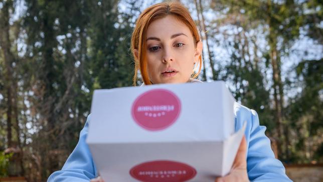 Bild: ARD/Christof Arnold Constanze (Sophia Schiller) findet heraus, was Josie auf den Kuchen geschrieben hat.