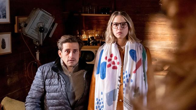 Bild: ARD/Christof Arnold Constanze (Sophia Schiller) stellt Paul (Sandro Kirtzel) und Josie (Lena Conzendorf) zur Rede.