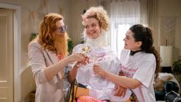 Constanze (Sophia Schiller) und Shirin (Merve Çakır) feiern mit Maja (Christina Arends) ihren Junggesellinnenabschied.