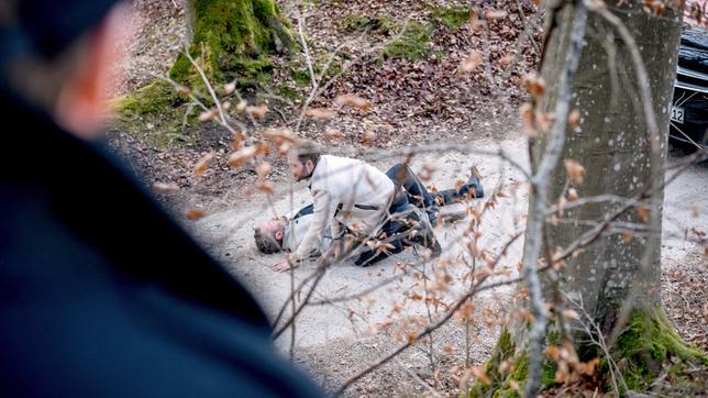 Bild: ARD/Christof Arnold Cornelius (Christoph Mory) beobachtet, wie Florian (Arne Löber) nach dem Unfall zu Erik (Sven Waasner) eilt.