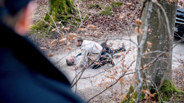 Cornelius (Christoph Mory) beobachtet, wie Florian (Arne Löber) nach dem Unfall zu Erik (Sven Waasner) eilt.