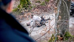 Cornelius (Christoph Mory) beobachtet, wie Florian (Arne Löber) nach dem Unfall zu Erik (Sven Waasner) eilt.