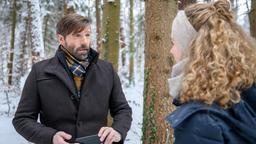 Cornelius (Christoph Mory) teilt Maja (Christina Arends) mit, dass er nichts Belastendes auf Eriks Laptop gefunden hat.