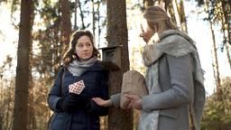 Da es Tina (Christin Balogh) schwerfällt, mit der Vergangenheit abzuschließen, sucht sie Rat bei Alicia (Larissa Marolt).