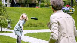 Das Frisbeespiel mit Hannes (Pablo Konrad), muntert Maja (Christina Arends) nach Eriks Prozess etwas auf.