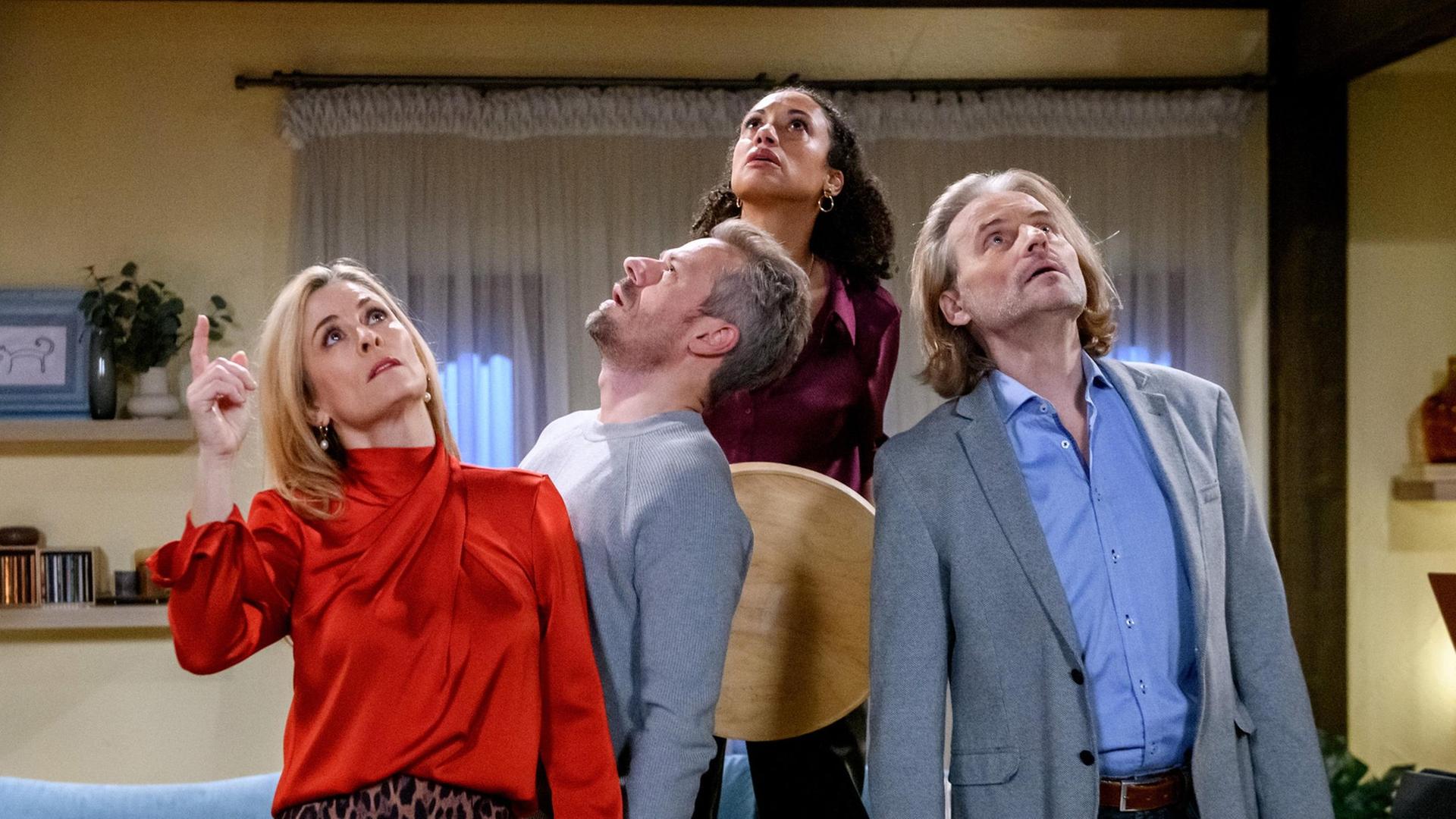 Das Quartett (v.l.n.r. Tanja Lanäus, Sven Waasner, Dionne Wudu, Erich Altenkopf) ist weiter in Feierlaune und verlässt die Scheune mit unbekanntem Ziel.