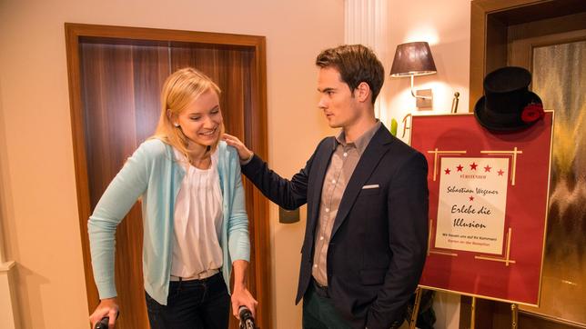 Bild: ARD/Marco Meenen David (Michael N. Kühl) erlaubt Luisa (Magdalena Steinlein) scheinbar großmütig, zu Sebastians Zaubershow zu gehen.