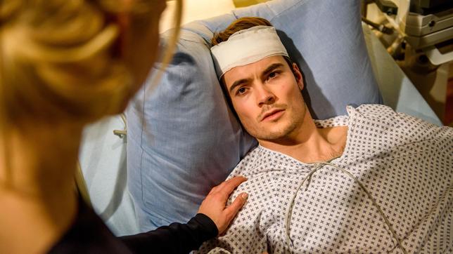 Bild: ARD/Christof Arnold David (Michael N. Kühl) erwacht in Luisas (Magdalena Steinlein) Beisein aus dem Koma.