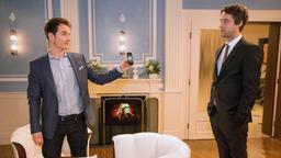 David (Michael N. Kühl) erzählt Sebastian (Kai Albrecht) von dem Traumhaus, in das er zusammen mit Luisa ziehen wird.