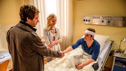 David (Michael N. Kühl)  leidet nach dem Erwachen aus dem Koma an einer Amnesie. Luisa (Magdalena Steinlein) stellt ihm Sebastian (Kai Albrecht) vor.