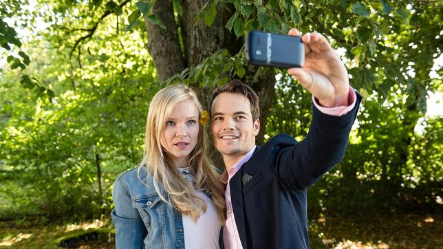 Bild: ARD/Christof Arnold David (Michael N. Kühl) macht ein Foto von sich mit Luisa (Magdalena Steinlein), die davon allerdings gar nicht begeistert ist.