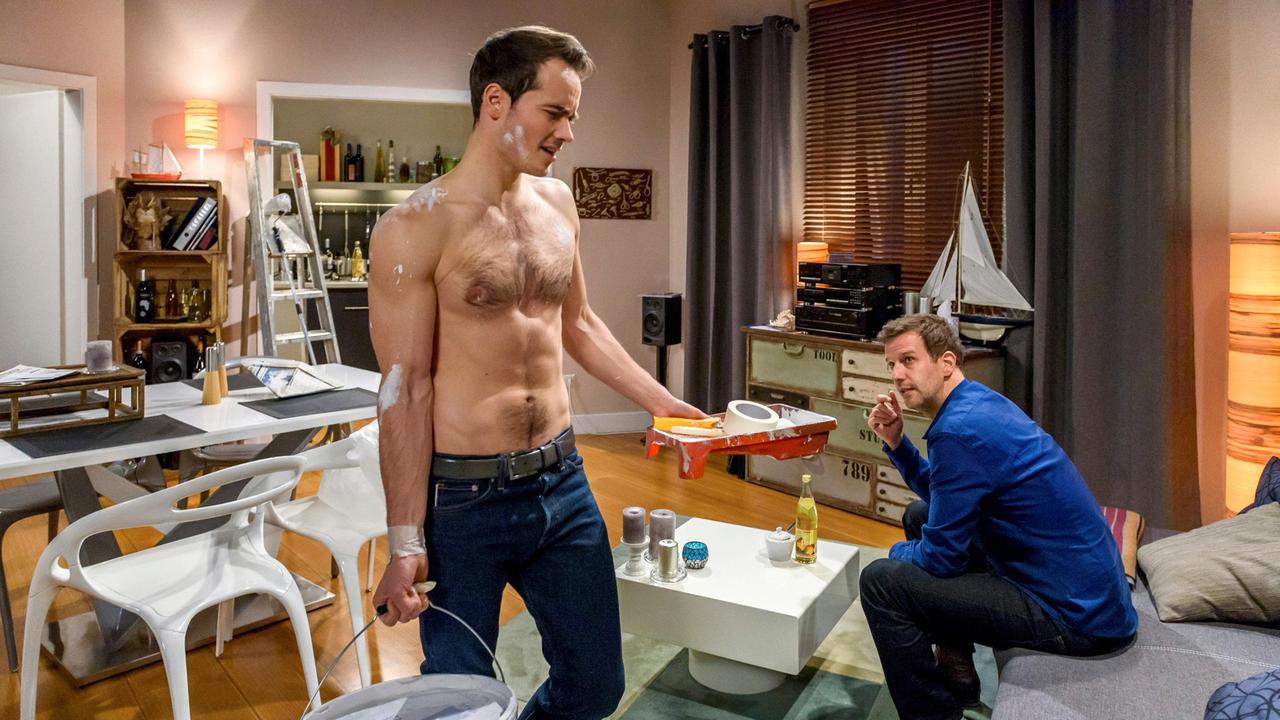 David (Michael N. Kühl) rät Nils (Florian Stadler), in Sachen One-Night-Stand auf Nummer sicher zu gehen und noch einmal mit Werner zu reden.